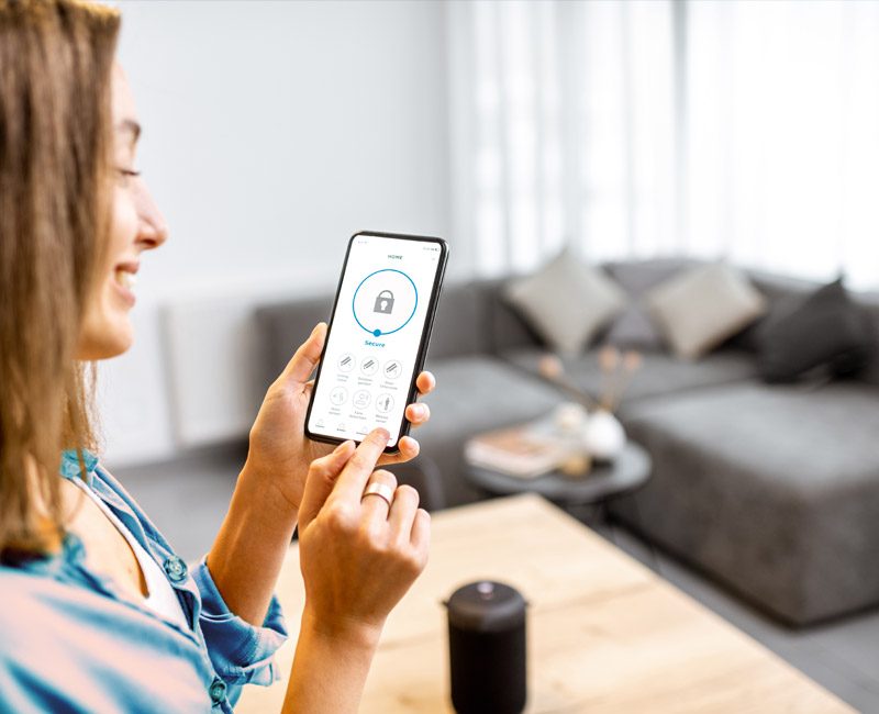 fe-elektroservice-leistungen-smarthome-knx-handy-frau-800