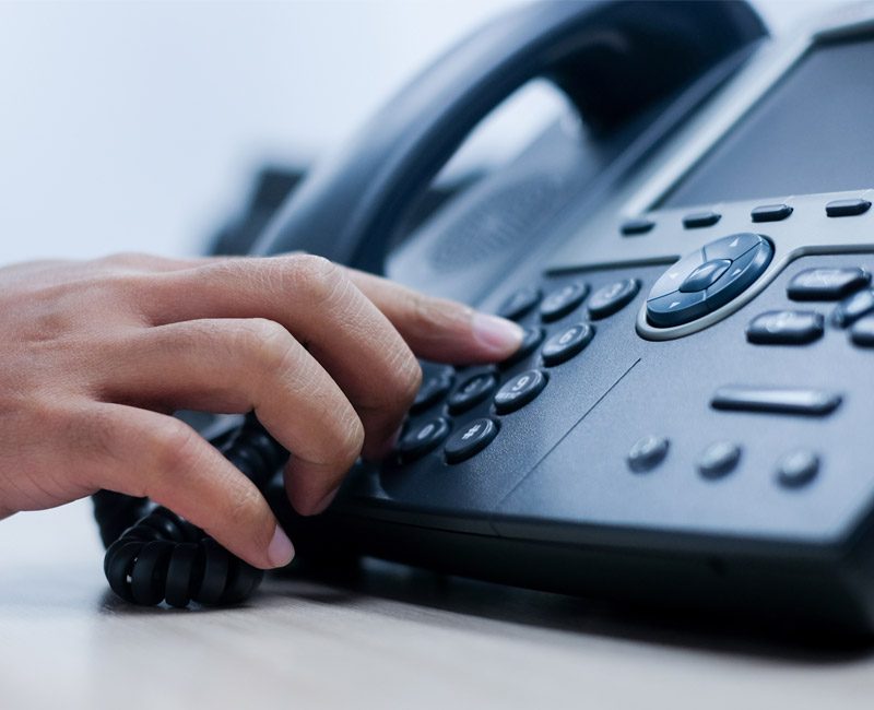 fe-elektroservice-leistungen-telefonanlagen-telefonhoerer-hand-800